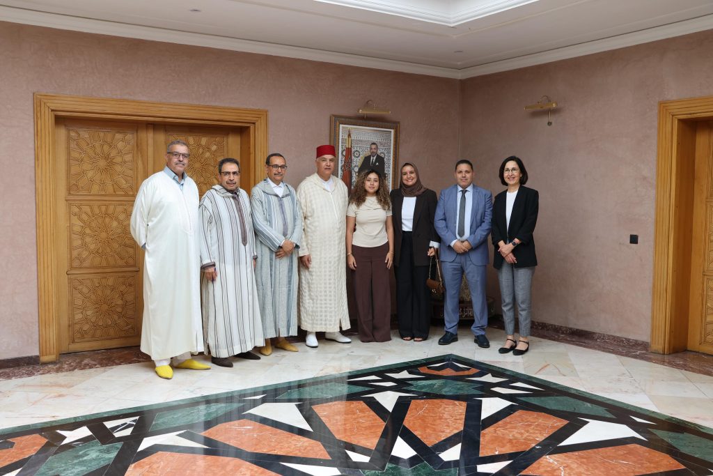 عامل عمالة إنزكان أيت ملول يكرّم المتفوقة فرح أدمنصور بعد تصدرها نتائج الباكالوريا بمعدل 19,48.